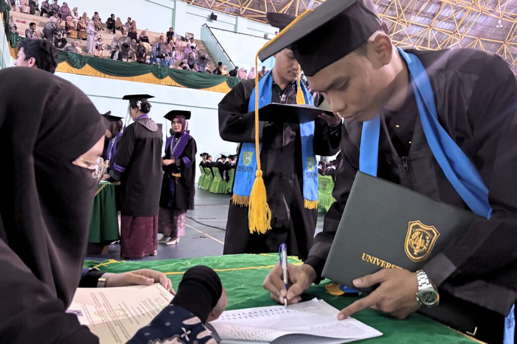 Foto Berita UIR konsisten dalam pembagian Ijazah di hari wisuda