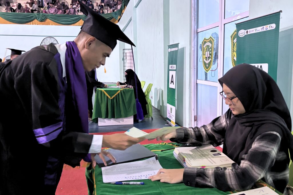 Foto Berita UIR konsisten dalam pembagian Ijazah di hari wisuda